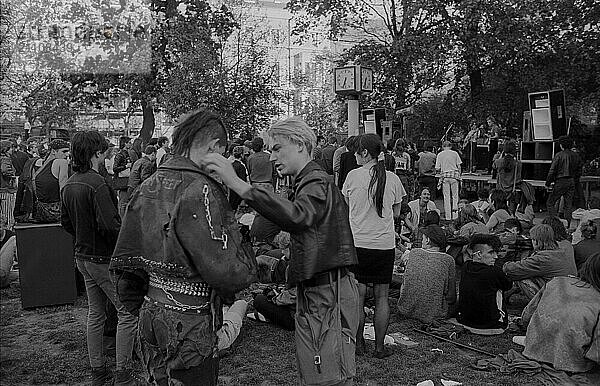 DDR  Berlin  30.04.1990  Maifeier auf dem Kollwitzplatz  Punk