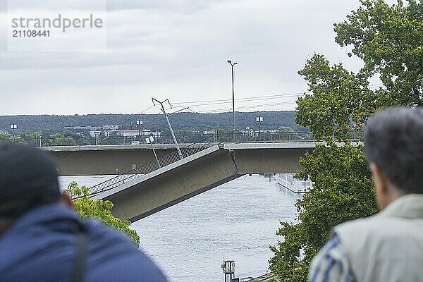 Aus noch unbekannter Ursache ist es in den frühen Morgenstunden zu einem Teileinsturz der Carolabrücke gekommen. Auf einer Länge von etwa 100 Metern ist der Teil  auf welchem normalerweise die Straßenbahnen verkehren  in die Elbe gestürzt. Der Bereich ist weiträumig abgesperrt.  Teileinsturz der Carolabrücke in Dresden  weitere Brückenteile sind akut einsturzgefährdet.  Dresden  Sachsen  Deutschland  Europa