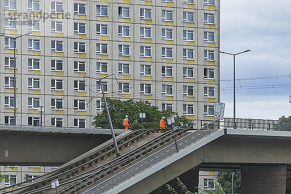 Aus noch unbekannter Ursache ist es in den frühen Morgenstunden zu einem Teileinsturz der Carolabrücke gekommen. Auf einer Länge von etwa 100 Metern ist der Teil  auf welchem normalerweise die Straßenbahnen verkehren  in die Elbe gestürzt. Der Bereich ist weiträumig abgesperrt.  Teileinsturz der Carolabrücke in Dresden  weitere Brückenteile sind akut einsturzgefährdet.  Dresden  Sachsen  Deutschland  Europa