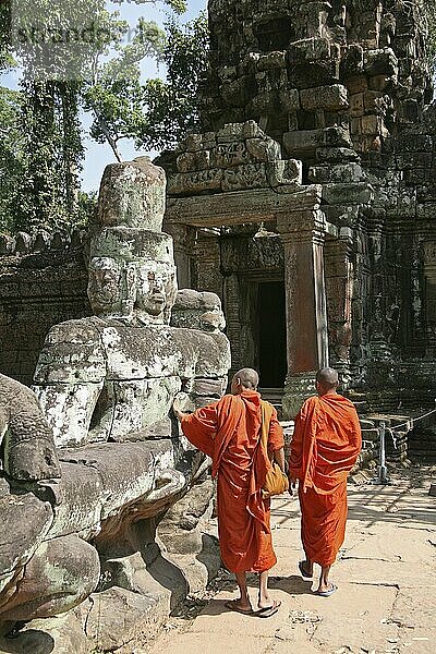 Mönche im Preah Khan Tempel in Kambodscha