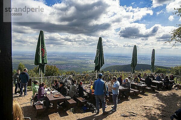 Wanderer und Mountainbiker genießen das schöne Septemberwetter auf der Kalmit  mit 672  6 m. ü. NHN dem höchsten Berg im Pfälzerwald