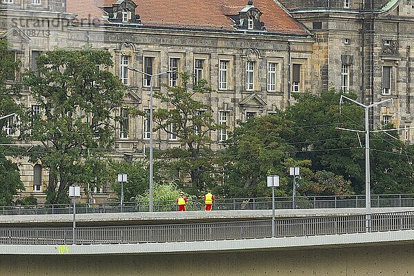 Aus noch unbekannter Ursache ist es in den frühen Morgenstunden zu einem Teileinsturz der Carolabrücke gekommen. Auf einer Länge von etwa 100 Metern ist der Teil  auf welchem normalerweise die Straßenbahnen verkehren  in die Elbe gestürzt. Der Bereich ist weiträumig abgesperrt. Die Drohnenstaffel der Feuerwehr im Einsatz.  Teileinsturz der Carolabrücke in Dresden  weitere Brückenteile sind akut einsturzgefährdet.  Dresden  Sachsen  Deutschland  Europa