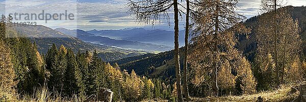 Blick von der Bergfriedhütte in Richtung Millstätter See  Kärnten  Österreich  Europa