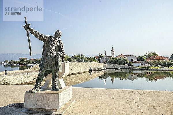 Skyline einer kleinen Mittelmeerstadt  historisches Stadtzentrum mit massiven Stadtmauern auf einer Insel in einer Bucht oder Lagune. Morgenstimmung in Nin  Zadar  Dalmatien  Kroatien  Adria  Europa