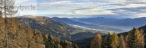 Blick von der Bergfriedhütte in Richtung Millstätter See  Kärnten  Österreich  Europa