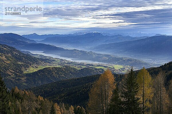 Blick von der Bergfriedhütte in Richtung Millstätter See  Kärnten  Österreich  Europa