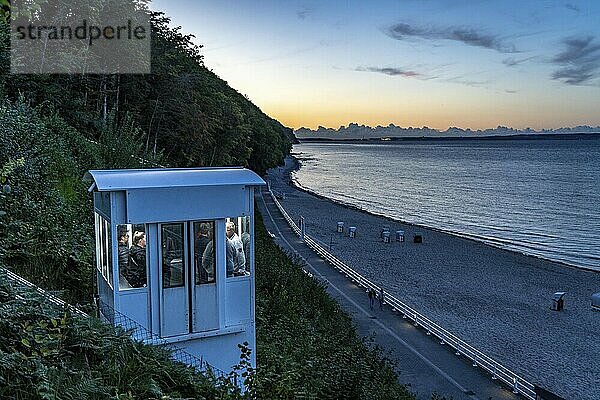 Die Seebrücke von Sellin  Abendstimmung  Aufzug zur Küste an der Wilhelmstraße  Sonnenuntergang  394 Meter lang  mit Restaurant  Schiffsanleger  Insel Rügen  Mecklenburg-Vorpommern  Deutschland  Europa