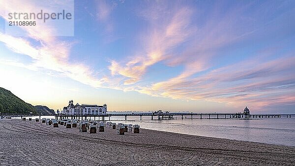 Die Seebrücke von Sellin  Abendstimmung  Sonnenuntergang  394 Meter lang  mit Restaurant  Schiffsanleger  Strandkörbe  Insel Rügen  Mecklenburg-Vorpommern  Deutschland  Europa