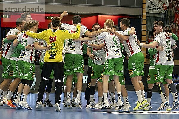 06.09.2024  2. HBL (Handball-Bundesliga)  1. Spieltag: Eulen Ludwigshafen gegen GWD Minden. Bild: Große Freude bei den Mindener Spielern nach dem knappen Auswärtssieg