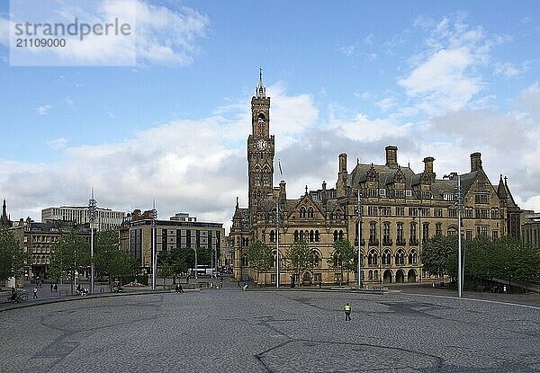 Bradford  west yorkshire  vereinigtes königreich  28. mai 2019: stadtbildansicht des centenary square in bradford west yorkshire mit sitzenden und spazierenden menschen  die am rathaus und dem stadtzentrum vorbeigehen