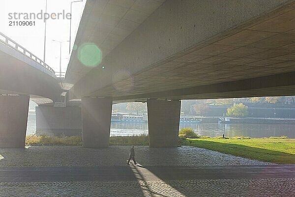 Aus noch unbekannter Ursache ist es in den frühen Morgenstunden zu einem Teileinsturz der Carolabrücke gekommen. Auf einer Länge von etwa 100 Metern ist der Teil  auf welchem normalerweise die Straßenbahnen verkehren  in die Elbe gestürzt. Aufnahme der intakten Brücke von 2011  Carolabrücke in Dresden  Dresden  Sachsen  Deutschland  Europa