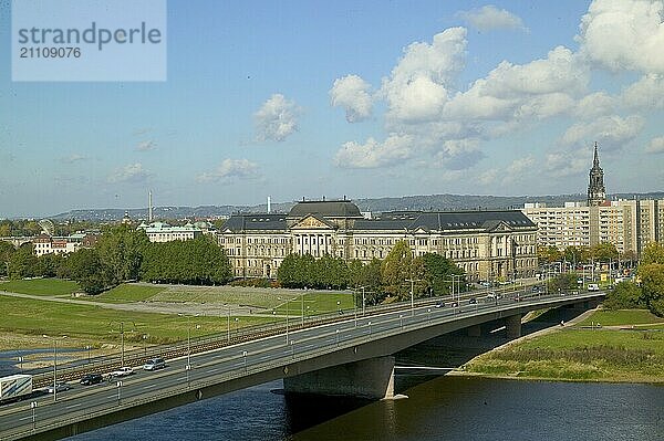 Aus noch unbekannter Ursache ist es in den frühen Morgenstunden zu einem Teileinsturz der Carolabrücke gekommen. Auf einer Länge von etwa 100 Metern ist der Teil  auf welchem normalerweise die Straßenbahnen verkehren  in die Elbe gestürzt. Aufnahme der intakten Brücke von 2004