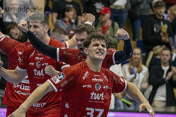 11.09.2024  2. HBL (Handball-Bundesliga)  7. Spieltag (vorgezogenes Spiel) : Eulen Ludwigshafen gegen HC Elbflorenz 2006. Bild: Unbändige Freude bei den Eulen nach dem knappen Sieg. Im Vordergrund Finn-Lukas Leun (37  Ludwigshafen)