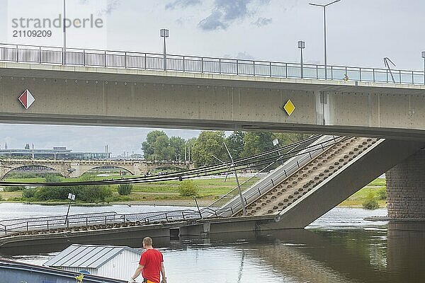 Aus noch unbekannter Ursache ist es in den frühen Morgenstunden zu einem Teileinsturz der Carolabrücke gekommen. Auf einer Länge von etwa 100 Metern ist der Teil  auf welchem normalerweise die Straßenbahnen verkehren  in die Elbe gestürzt. Der Bereich ist weiträumig abgesperrt.  Teileinsturz der Carolabrücke in Dresden  weitere Brückenteile sind akut einsturzgefährdet.  Dresden  Sachsen  Deutschland  Europa