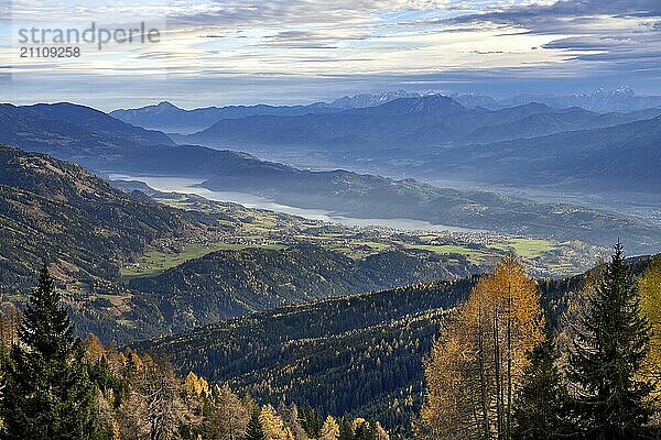 Blick von der Bergfriedhütte in Richtung Millstätter See  Kärnten  Österreich  Europa