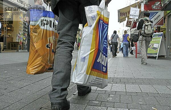 Alter Mann nach dem Einkauf bei den Discountern: plus und Aldi-Süd  Fußgängerzone in Köln  Nordrhein-Westfalen  Deutschland  Europa