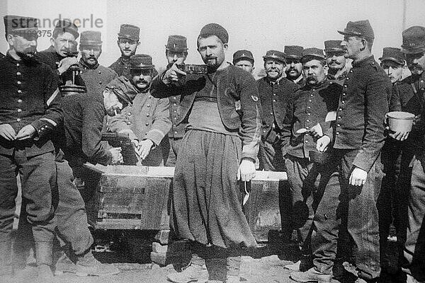 Französische Soldaten und Unteroffiziere des 1. Regiments der Zouaves an der Front in Frankreich während des Ersten Weltkriegs