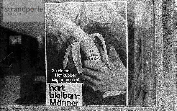 Deutschland  Berlin  16.12.1990  Werbeslogan in einem Schaufenster...  zu einem Rubber sagt man nicht ...!  hart bleiben Männer  The Hot Rubber  Europa