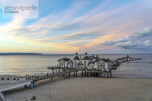 Die Seebrücke von Sellin  Abendstimmung  Sonnenuntergang  394 Meter lang  mit Restaurant  Schiffsanleger  Strandkörbe  Insel Rügen  Mecklenburg-Vorpommern  Deutschland  Europa