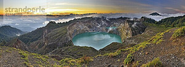 Blick auf den Sonnenaufgang des Vulkans Kelimutu auf der Insel Flores  Indonesien  Asien