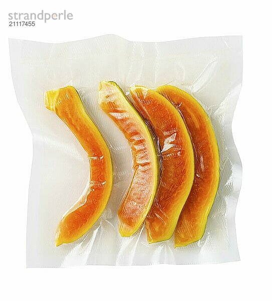 Vakuumversiegelte frische Papaya zum Sous Vide Garen auf weißem Hintergrund Ausschnitt auf weißem Grund