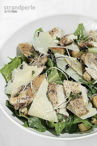 Bio Huhn Cäsar Salat mit Parmesan und Croutons auf weißem Tisch Hintergrund