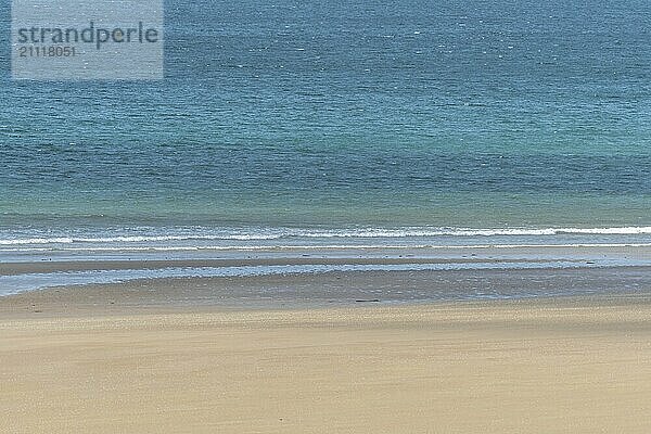 Fine sandy beach in front of a calm and clear turquoise blue sea. Crozon  Brittany  Frankreich  Europa