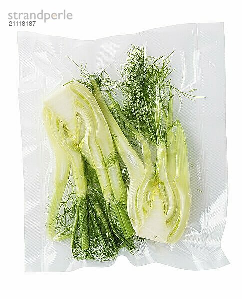 Vakuumversiegelter frischer Fenchel für das Sous Vide Garen Ausschnitt auf Weiß