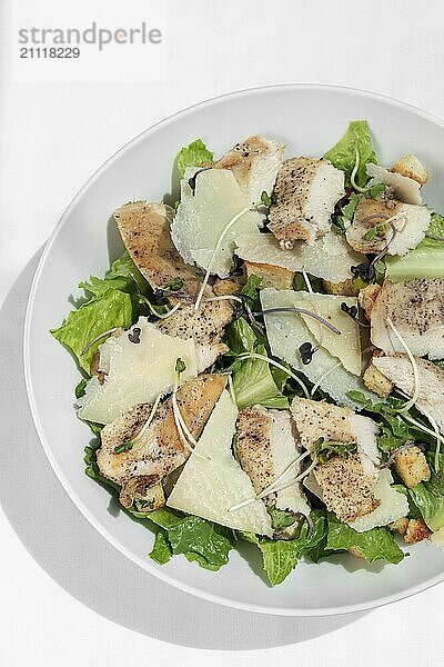 Bio Huhn Cäsar Salat mit Parmesan und Croutons auf weißem Tisch Hintergrund