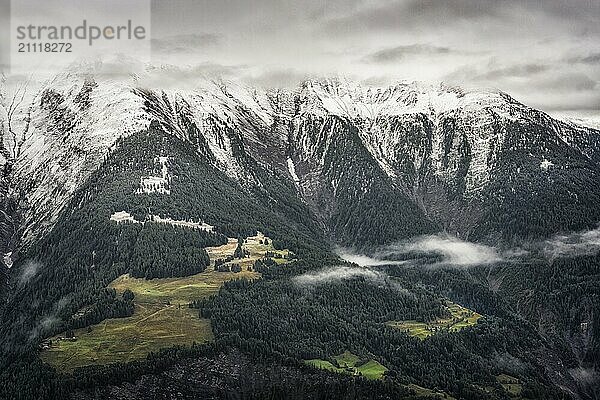 Aussicht auf die Schweizer Alpen  Nebel  Winter  Schnee  Winterurlaub  Tourismus  Rhonetal  Brig  Wallis  Schweiz  Europa