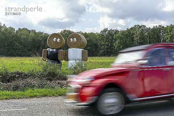 Strohballen Puppen  Figuren  als Hochzeitspaar  vor einem Haus beim niederländischen Arcen  Deko für das Hochzeitspaar  Niederlande  Europa