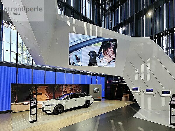 Innenansicht VW Pavillon  Autostadt  Volkswagen AG  Wolfsburg  Niedersachsen  Deutschland  Europa