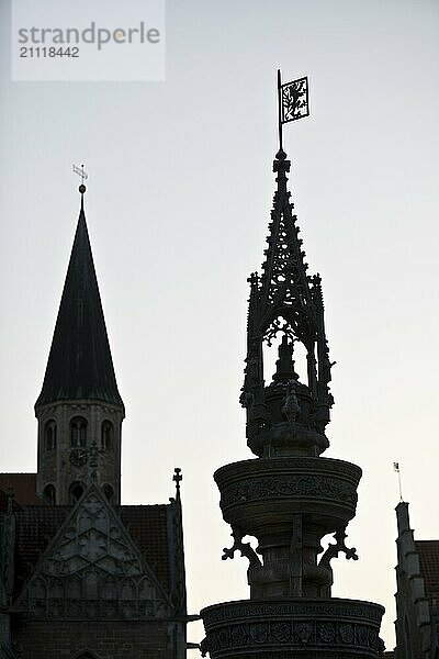 Kirchturm der Martinikirche und Altstadtmarktbrunnen im Gegenlicht  Altstadt  Traditionsinsel  Braunschweig  Niedersachsen  Deutschland  Europa