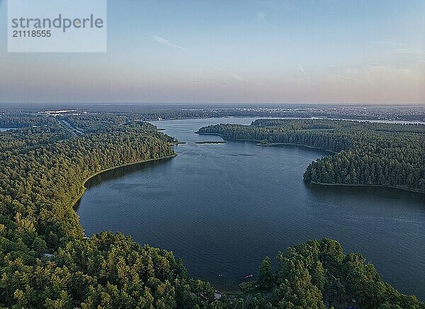 Luftbild vom Rospuda See am Abend in Nordpolen. Augustow  Podlachien  Polen  Europa