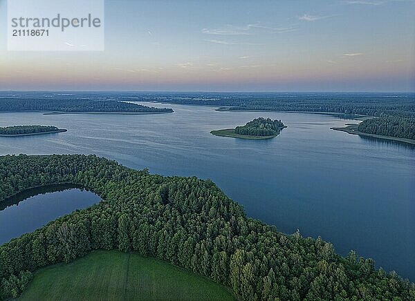 Luftbild des Wigry Sees und der Landschaft im Wigry Nationalpark in Nordpolen im Abendlicht. Krusznik  Podlachien  Polen  Europa