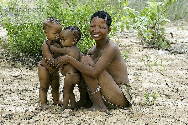 Buschmann Frau mit zwei Kinder  Namibia  Afrika