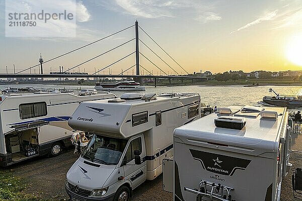 Wohnmobil Stellplatz am Rheinufer  Düsseldorf am Rhein  Wohnmobil Stellplatz am Rheinufer  Rheinterrasse  Oberkassler Brücke  Düsseldorf  Nordrhein-Westfalen  Deutschland  Europa