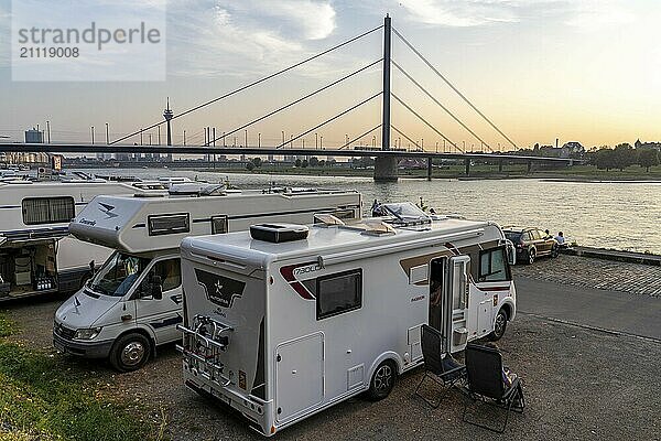 Wohnmobil Stellplatz am Rheinufer  Düsseldorf am Rhein  Wohnmobil Stellplatz am Rheinufer  Rheinterrasse  Oberkassler Brücke  Düsseldorf  Nordrhein-Westfalen  Deutschland  Europa