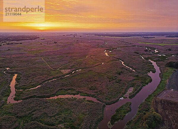 Sonnenaufgang über dem mäandernden Flussbett des Narew und dem Narew Nationalpark  Narwianski Park Narodowy  im Nordosten von Polen. Luftbild. Waniewo  Podlachien  Polen  Europa