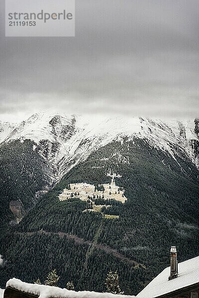 Aussicht auf die Schweizer Alpen  Nebel  Winter  Schnee  Winterurlaub  Tourismus  Rhonetal  Brig  Wallis  Schweiz  Europa