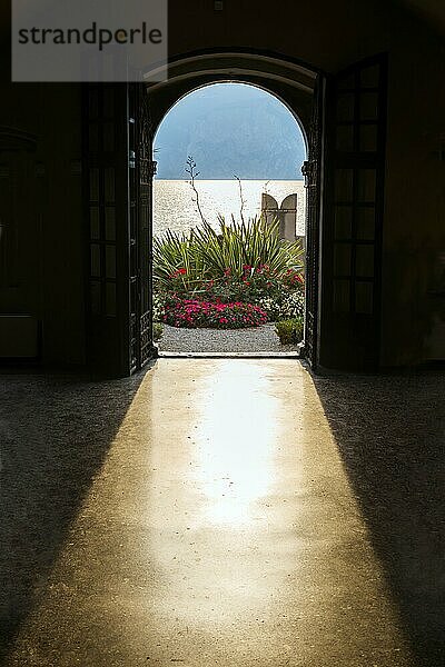 Blick aus dem inneren einer Stadtvilla  Licht  Sonne  Sonnenstrahl  Gegenlicht  dramatisch  Architektur  Villa  historisch  Malcesine  Gardasee  Italien  Europa