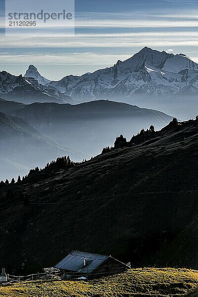 Schweizer Alpen  Matterhorn  Berghütte  Almhütte  Abendlicht  Abenddämmerung  Nebel  Silhouette  Wallis  Schweiz  Europa