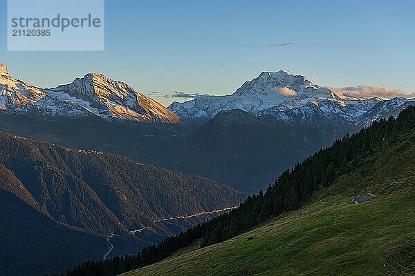 Bettmeralp mit Blick in das Rhonetal  Abendstimmung  Alpenglühen  Tourismus  Reise  Wallis  Schweiz  Europa