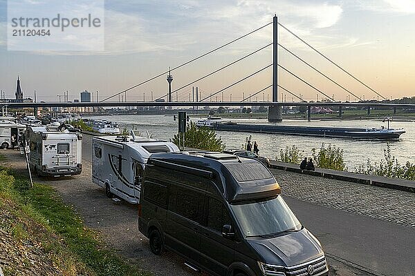 Wohnmobil Stellplatz am Rheinufer  Düsseldorf am Rhein  Wohnmobil Stellplatz am Rheinufer  Rheinterrasse  Oberkassler Brücke  Düsseldorf  Nordrhein-Westfalen  Deutschland  Europa