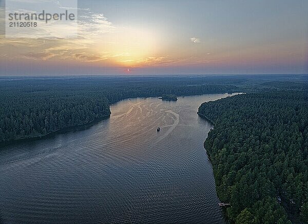 Luftbild vom Rospuda See im Abendlicht in Nordpolen. Augustow  Podlachien  Polen  Europa