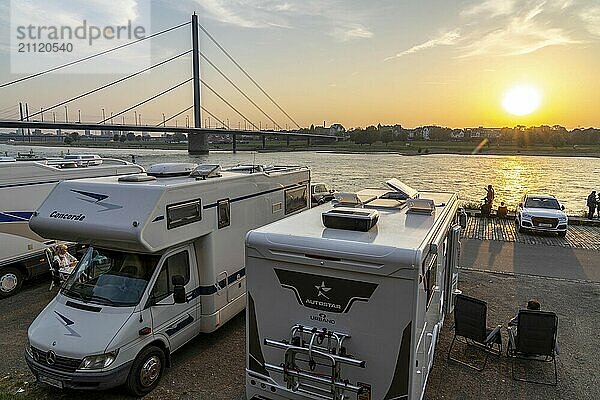 Wohnmobil Stellplatz am Rheinufer  Düsseldorf am Rhein  Wohnmobil Stellplatz am Rheinufer  Rheinterrasse  Oberkassler Brücke  Düsseldorf  Nordrhein-Westfalen  Deutschland  Europa