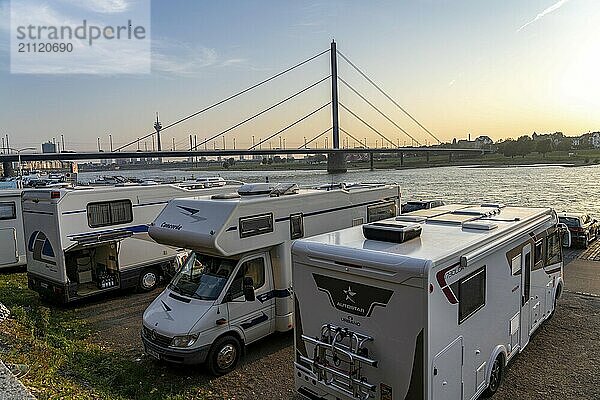 Wohnmobil Stellplatz am Rheinufer  Düsseldorf am Rhein  Wohnmobil Stellplatz am Rheinufer  Rheinterrasse  Oberkassler Brücke  Düsseldorf  Nordrhein-Westfalen  Deutschland  Europa