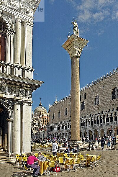 Venedig  Markusplatz Restaurant Tische Touristen Säule Architektur