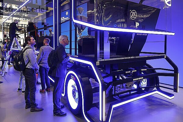 Lichtinstallation in Form eines LKW leuchtet am Stand der ZF Friedrichshafen AG  IAA Transportation Messe  Hannover  18.09.2024.  Hannover  Niedersachsen  Deutschland  Europa