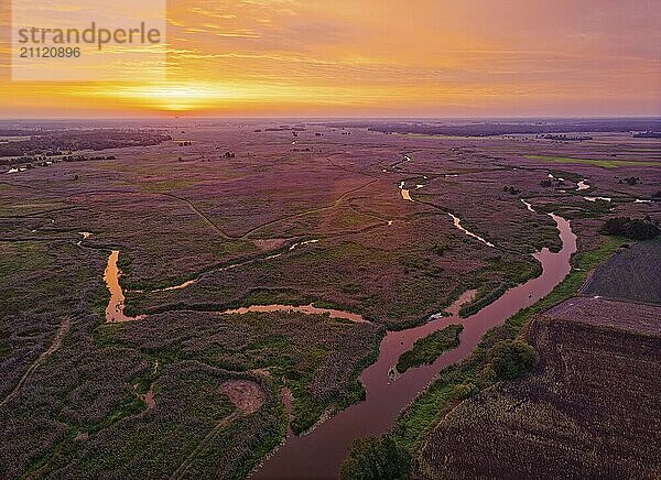 Sonnenaufgang über dem mäandernden Flussbett des Narew und dem Narew Nationalpark  Narwianski Park Narodowy  im Nordosten von Polen. Luftbild. Waniewo  Podlachien  Polen  Europa